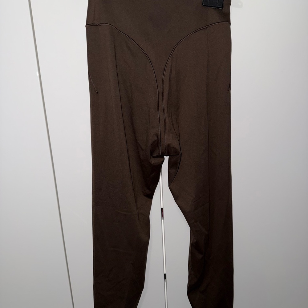 SKIMS matte v panel legging 26 inch - Picture 4 of 5